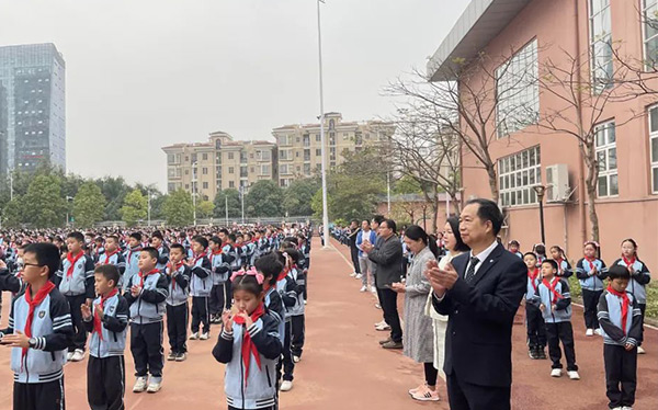 “学习雷锋精神，近视无国界”主题宣讲进校园