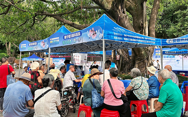 “爱眼日”大型义诊进公园！专家坐诊免费查眼，便民服务同步上线，市民家门口收获护眼干货…