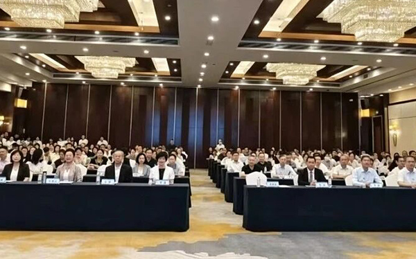 打破传统诊疗局限！欧足国主任携黄斑扣带术新技术亮相广西医师协会眼科医师分会2026年学术年会