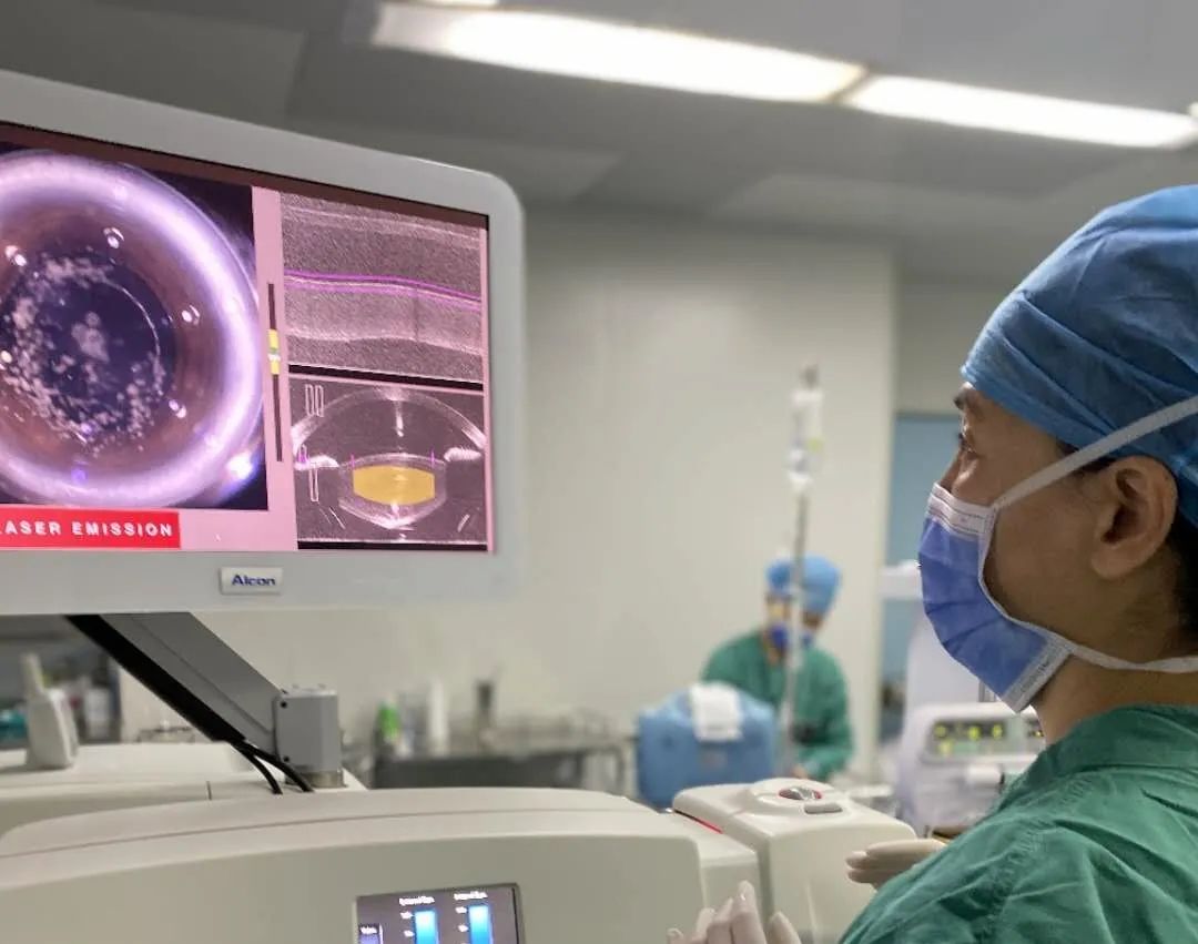 央视采访本院新开展的准分子激光手术治疗近视_-上海和平眼科医院